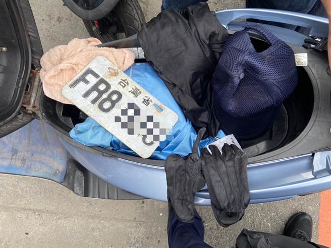 警方查扣蔡嫌懸掛他車車牌。（謝明俊攝）