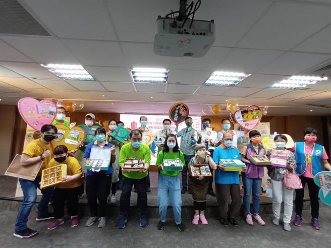 台南市长黄伟哲偕同全市9家身障机构代表联手促销秋节礼盒。（社会局提供／洪荣志台南传真）