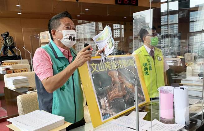 市议员何文海要求市府优先处理文山垃圾掩埋场第零期，因面积与太平「公5」相似，并再园区规画为环保公园。（陈世宗摄）