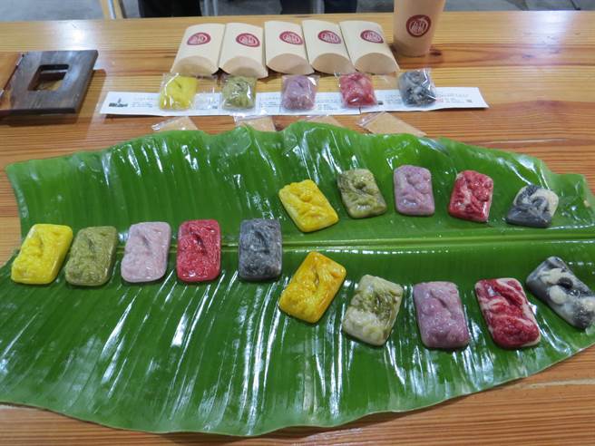 苗栗市嘉盛社区所推出新式五行龙粄。（嘉盛社区提供／谢明俊苗栗传真）