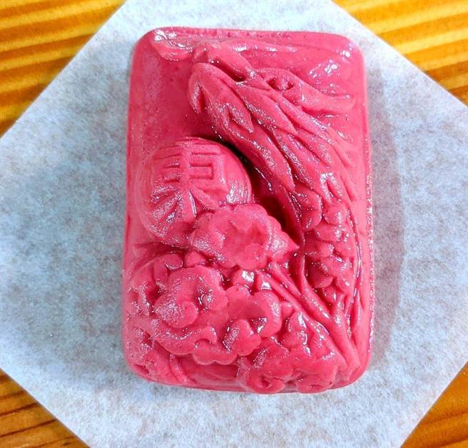 苗栗市嘉盛社区所推出新式五行龙粄。（嘉盛社区提供／谢明俊苗栗传真）