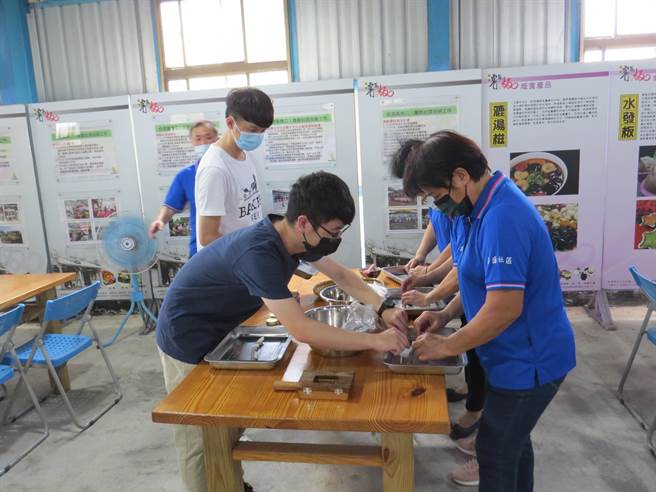 苗栗市嘉盛社区与学生团体共同推出新式五行龙粄。（嘉盛社区提供／谢明俊苗栗传真）