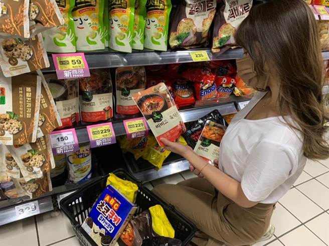 家樂福CJ bibigo辣牛肉湯（新品），460~500g，原價255元、特價229元。（家樂福提供）