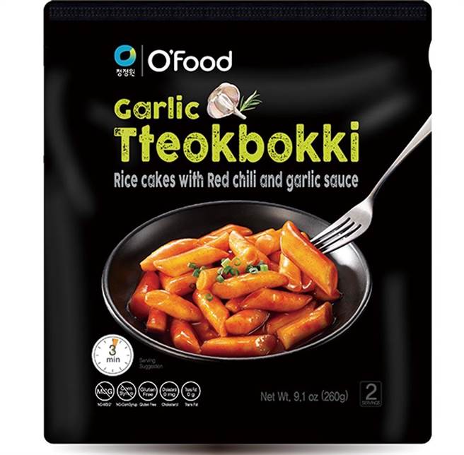 家樂福清淨園韓式辣炒年糕（新品），有傳統、香蒜口味（圖），260g，原價199元，特價179元。（家樂福提供）