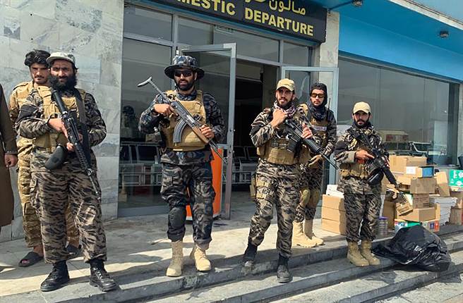 美国撤军后，塔利班成员8月31日守卫阿富汗首都喀布尔哈密德卡赛国际机场（Hamid Karzai International Airport）内部。（美联社）