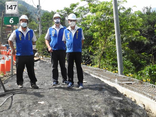 南投县长林明溱（右），会勘投147线拓宽工程。（南投县政府提供／廖志晃南投传真）
