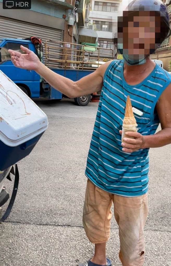 桃园中坜区男子强卖百元冰淇淋民眾投诉多人受害。(翻摄照片／吕筱蝉桃园传真)
