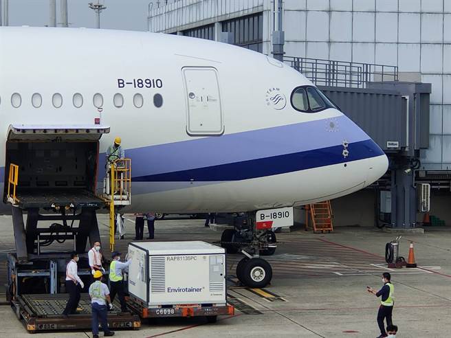 疫苗近日陆续到货，台湾自购AZ疫苗，31日下午由中华航空公司CI834航班自泰国曼谷载运来台，班机在下午3时16分抵达桃园国际机场。（陈麒全摄）