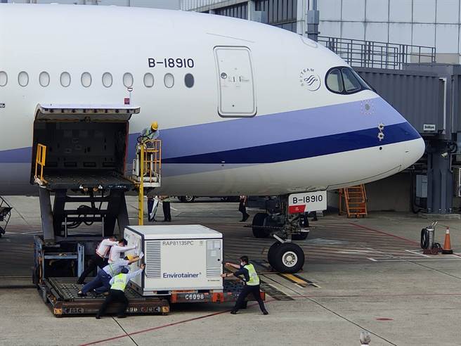 疫苗近日陆续到货，台湾自购AZ疫苗，31日下午由中华航空公司CI834航班自泰国曼谷载运来台，班机在下午3时16分抵达桃园国际机场。（陈麒全摄）