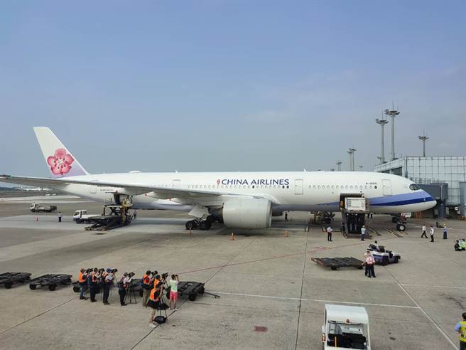 AZ疫苗31日下午由中华航空公司CI834航班自泰国曼谷载运来台，班机在下午3时16分抵达桃园国际机场。（陈麒全摄）