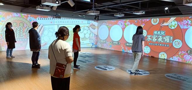 漫画家绘制客家美食跃上展示墙与民眾趣味互动。(吕筱蝉摄)