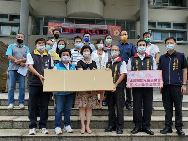 正隆股份有限公司，捐赠近1万片午餐隔板提供丰原10所小学使用。（台中市教育局提供／王文吉台中传真）