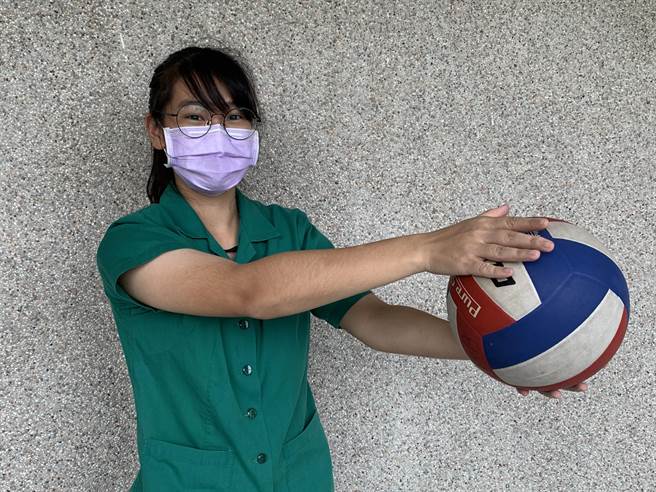 台中女中江菁芳从国小开始打排球，兼顾社团与课业，大学指考如愿录取台大心理系。（林欣仪摄）