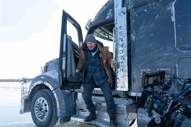 连恩尼逊遇上生涯最大挑战，亲自飙车上冰路坦言第一次不容易。（甲上娱乐提供）