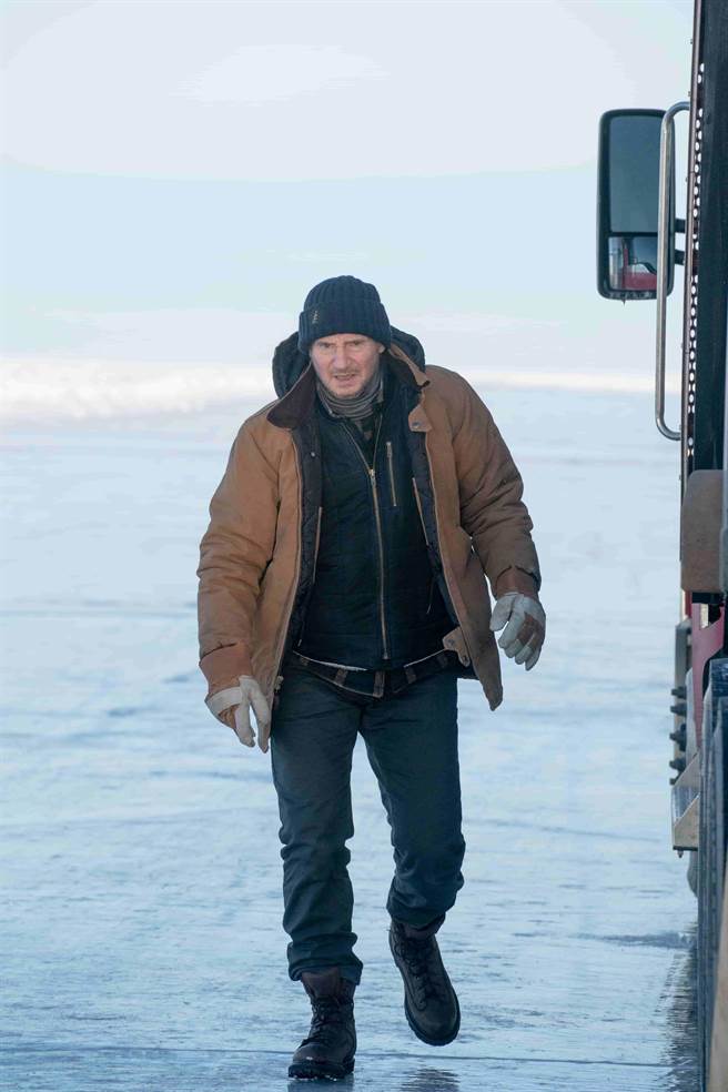 亿万巨星连恩尼逊再次演出动作强片《疾冻救援》，力抗恶劣环境与危险杀机。（甲上娱乐提供）