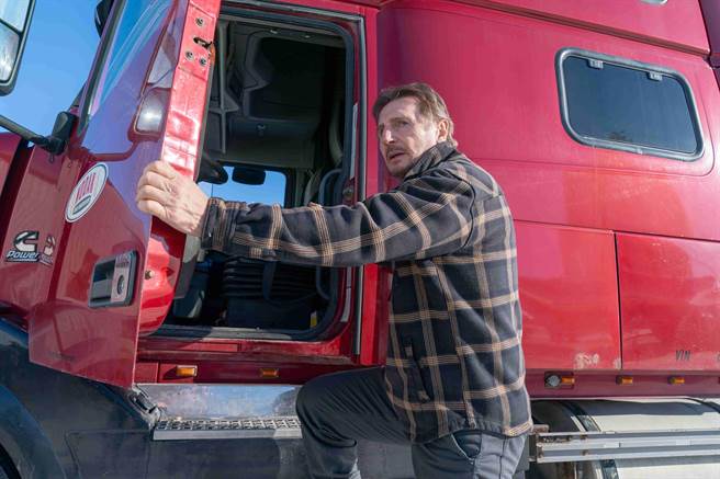 连恩尼逊片中全程亲自下海，面对加拿大冰路极度低温的严酷跳战。（甲上娱乐提供）