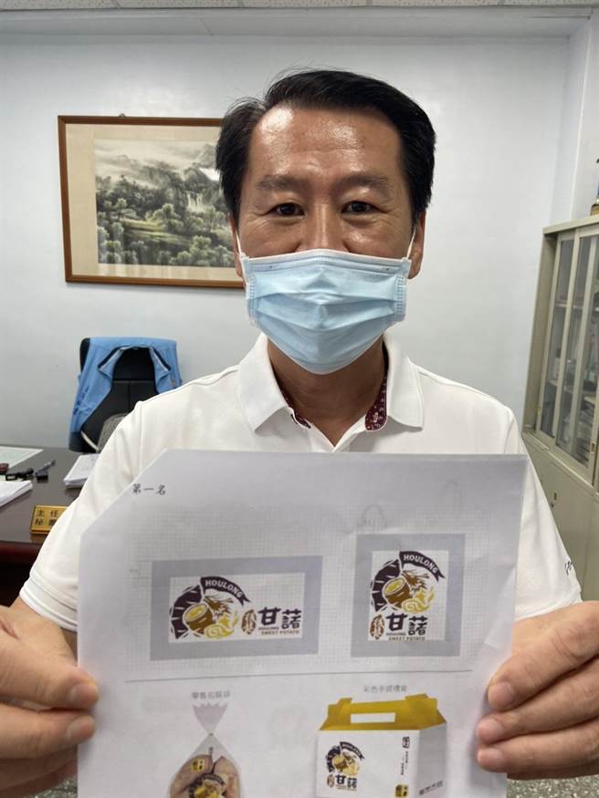 后龙镇长朱秋隆展示后龙甘藷礼盒专有标章。（后龙镇公所提供／谢明俊苗栗传真）