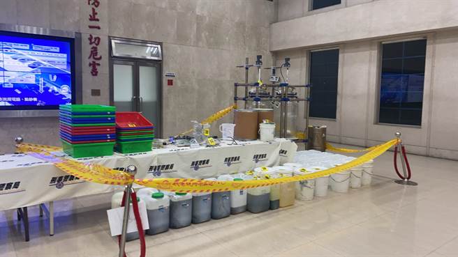 警方查扣到喵喵半成品143.72公斤、成品7公克、制毒溶剂甲胺、甲苯等原料2500公斤，反应釜及防毒面具等赃证物。(翻摄照片／林郁平台北传真）