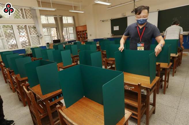 开学前夕，新北市板桥江翠国小师长及家长会长黄英琪（见图）协力在教室架设好给学生使用的防疫隔板，做好各项校园防疫措施，准备迎接学生到校上课。（本报资料照）