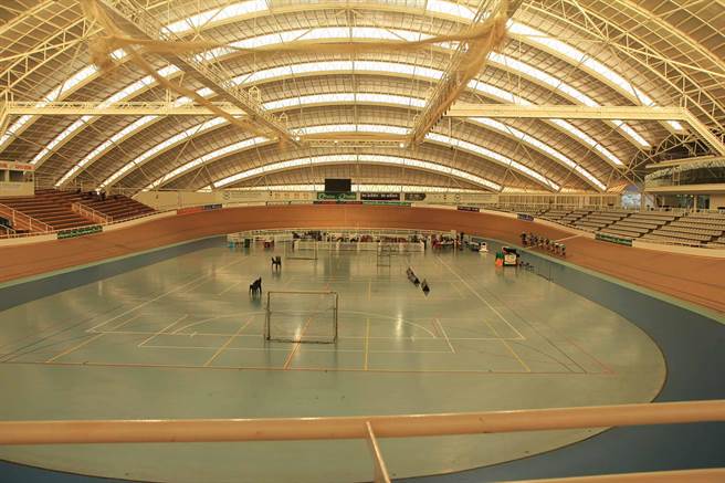 近年来国际上赛事改为250公尺，澳洲设置有室内的自由场馆。（市议员吴敏济提供）