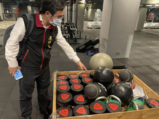 板桥LifeGym生活健身房无预警倒闭，消保官到现场查看状况。（新北市何博文服务处提供）