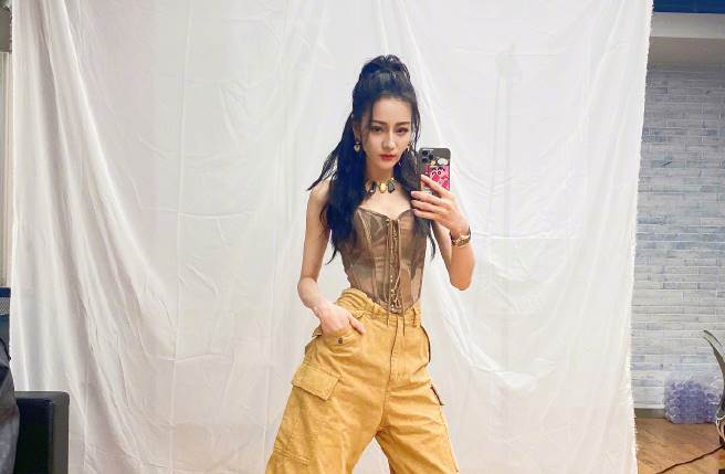 新疆美女迪丽热巴是大陆新生代花旦。（图／取材自迪丽热巴微博）