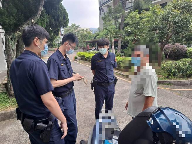 苗栗警分局三义分驻所员警适时阻止邱姓老翁被诈。（苗栗警分局提供／谢明俊苗栗传真）