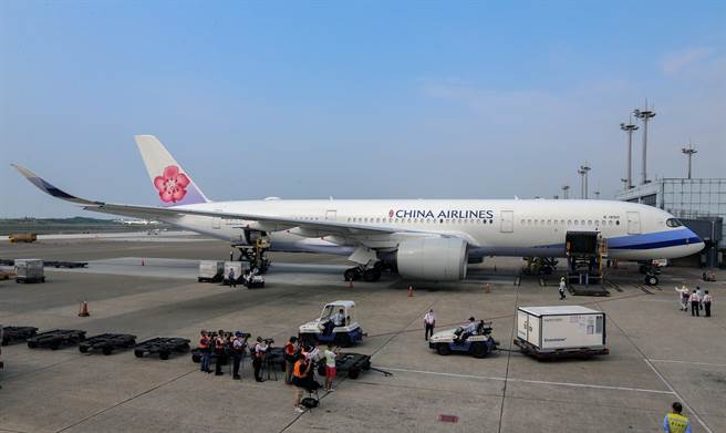 国内COVID-19（2019冠状病毒疾病）疫情逐步趋缓，疫苗近日陆续到货，台湾自购约59.5万剂AZ（AstraZeneca，阿斯特捷利康）疫苗，31日下午由中华航空公司CI834航班自泰国曼谷载运来台，班机在下午3时16分抵达桃园国际机场。（陈麒全摄）