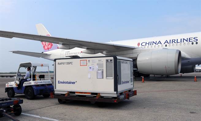 国内COVID-19（2019冠状病毒疾病）疫情逐步趋缓，疫苗近日陆续到货，台湾自购约59.5万剂AZ（AstraZeneca，阿斯特捷利康）疫苗，31日下午由中华航空公司CI834航班自泰国曼谷载运来台，班机在下午3时16分抵达桃园国际机场。（陈麒全摄）