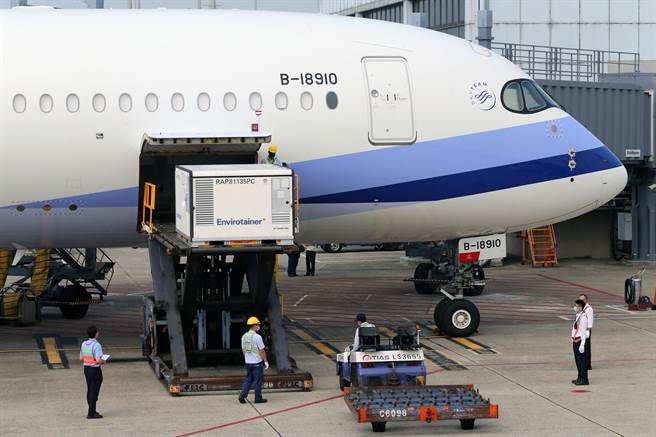 国内COVID-19（2019冠状病毒疾病）疫情逐步趋缓，疫苗近日陆续到货，台湾自购约59.5万剂AZ（AstraZeneca，阿斯特捷利康）疫苗，31日下午由中华航空公司CI834航班自泰国曼谷载运来台，班机在下午3时16分抵达桃园国际机场。（陈麒全摄）