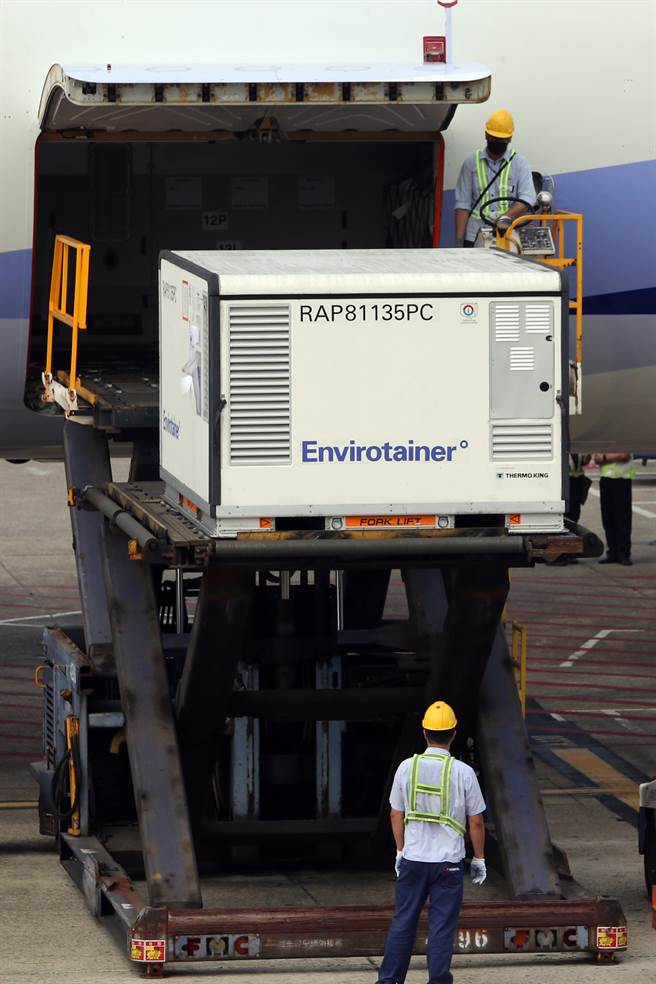 国内COVID-19（2019冠状病毒疾病）疫情逐步趋缓，疫苗近日陆续到货，台湾自购约59.5万剂AZ（AstraZeneca，阿斯特捷利康）疫苗，31日下午由中华航空公司CI834航班自泰国曼谷载运来台，班机在下午3时16分抵达桃园国际机场。（陈麒全摄）