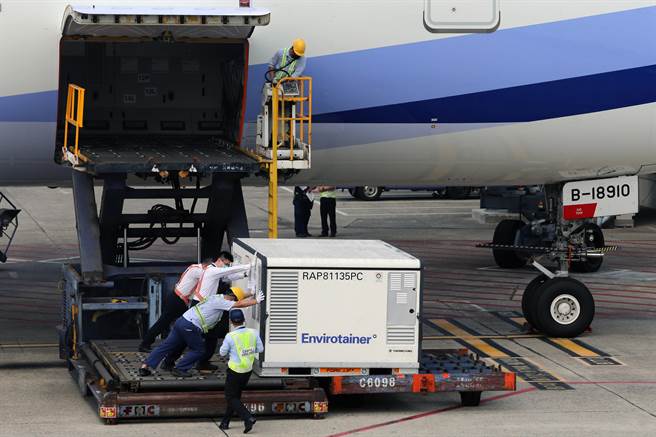 国内COVID-19（2019冠状病毒疾病）疫情逐步趋缓，疫苗近日陆续到货，台湾自购约59.5万剂AZ（AstraZeneca，阿斯特捷利康）疫苗，31日下午由中华航空公司CI834航班自泰国曼谷载运来台，班机在下午3时16分抵达桃园国际机场。（陈麒全摄）