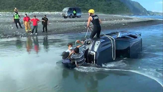 一辆皮卡车今天翻覆在南澳南溪出海口沙洲，所幸经民眾与警消合力，协助车内4人脱困。（宜兰县消防局提供／李忠一宜兰传真）