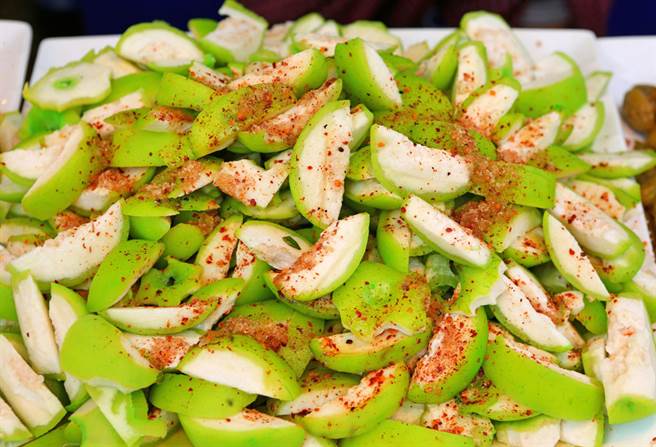 近日有网友分享芭乐吃法，指出只要沾上「1佐料」不仅能带出芭乐的甜味，也是越南人特有的吃法。（示意图／达志影像）