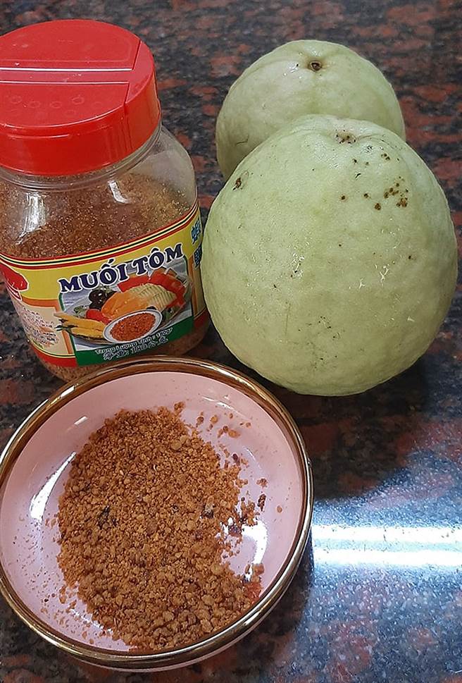 知情网友解答这罐佐料并非「辣椒盐」，而是专门沾水果的「虾盐」，味道相当百搭。（图片翻摄自FB/家常菜）