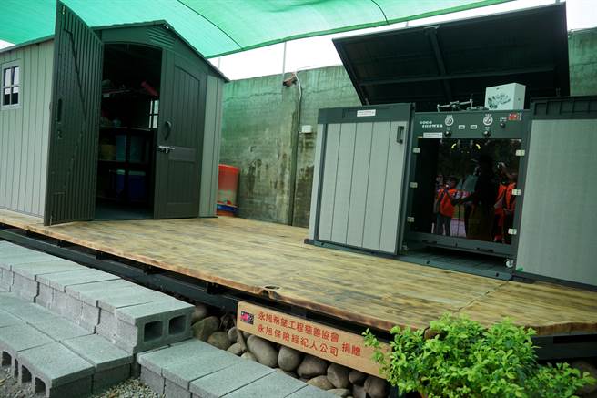 永旭希望工程慈善协会、永旭保险经纪人股份有限公司捐赠30万元的搜救犬训练设备给中市消防局特搜大队搜救犬队。（黄国峰摄）