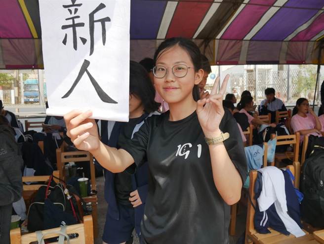 大学指考榜单出炉，东港高中洪郡仪以503.4高分考取政大法律，不仅创下学校记录，也为自己圆梦。（洪郡仪提供／谢佳潾屏东传真）