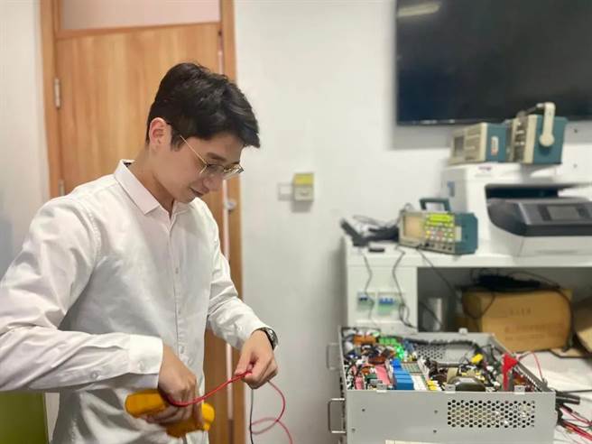 陈柏翰正在做实验。（新华社记者孟佳摄）
