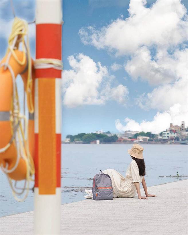 LeSportsac迷雾灰功能后背包，4850元。（LeSportsac提供）