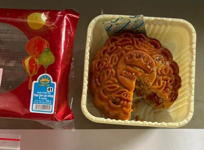 高雄市政府农业局呼吁，民眾切勿自疫区夹带、网购或走私生肉或肉制品入境，违者最重可处7年以下有期徒刑，得併科新台币300万元以下罚金。图为越南月饼。（高雄市农业局提供／林瑞益高雄传真）