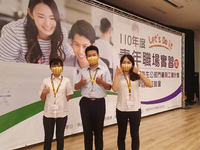 110年度青年职场实习成果分享竞赛前3名，分别由中原大学学生罗加浲（图中）、杨逸雯（图左）、陈怡諠（图右）获得。（陈梦茹摄）