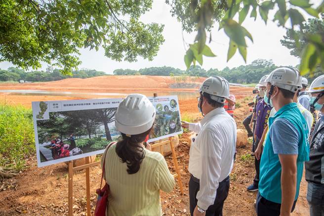 桃园市长郑文灿31日视察桃园八德大湳森林公园景观工程施工，2期工程预计2022年10月完工。（陈梦茹摄）