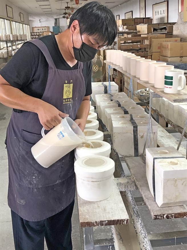 厂金门陶瓷厂规画近期再大开生产线，正式限量推出1200个，以每个新台币150元优惠价回馈乡亲长期支持。（李金生摄）