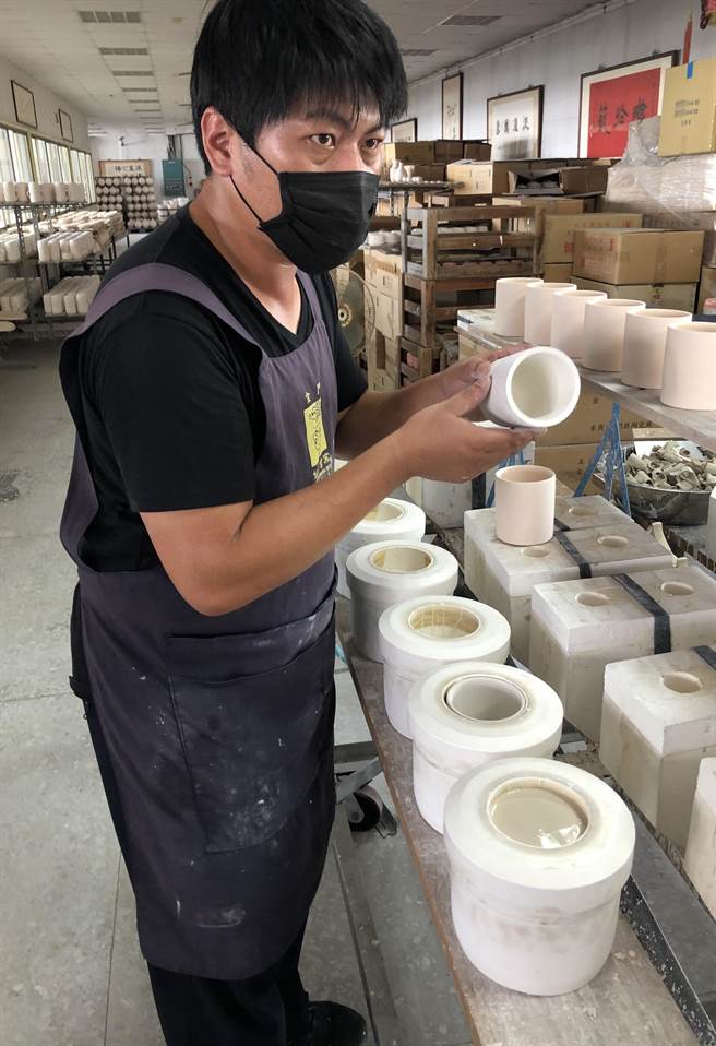 金门陶瓷厂规画近期再大开生产线，正式限量推出1200个，以每个新台币150元优惠价回馈乡亲长期支持。（李金生摄）