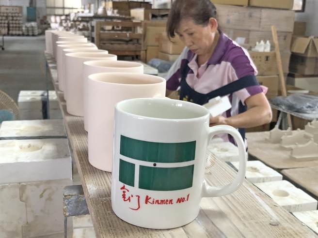 标志「台湾／金门之光」的奥运金牌主题马克杯也因为丰富的话题性，增加更多收藏和纪念的价值。（李金生摄）