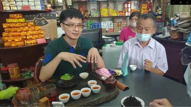 鹿港东茂茗茶第三代吴建毅（左），继承书法名家吴肇勋（右）衣钵；制茶技术了得，前几年数度拿下鹿谷乡农会冻顶乌龙茶特等奖、头等奖；近年再以小叶种红茶勇夺名间乡、梅山乡小叶红茶赛事的双料头等奖殊荣。（谢琼云摄）