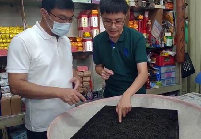 鹿港镇长许志宏（左）亲自前往茶行向吴建毅道贺，也了解其制茶、选茶的流程细节。（谢琼云摄）