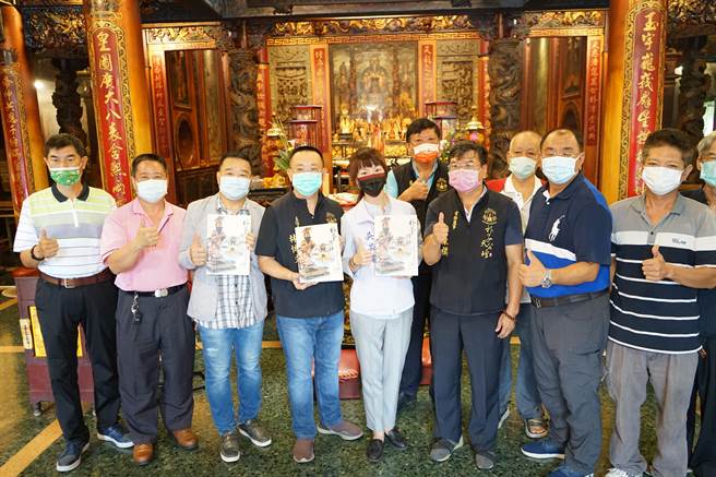 义县朴子市将「朴子市文物普查建檔计画」将普查结果集结成《朴子传神─朴子寺庙传世文物精选辑》，今天到天公坛赠书。（朴子市公所提供／张亦惠嘉县传真）