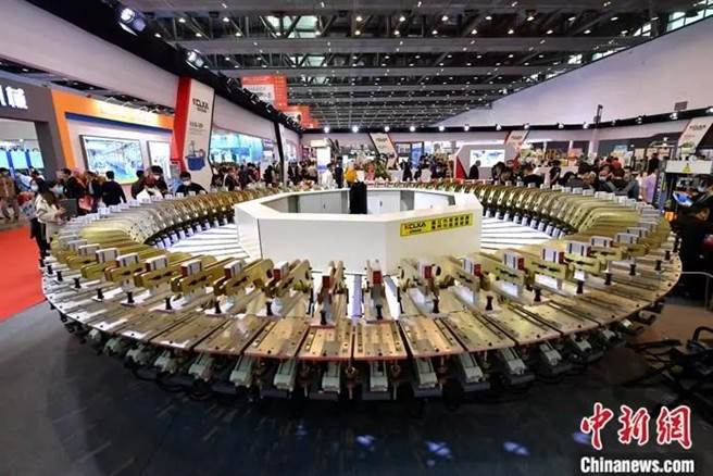 福建一展会上展示的巨型制鞋机械设备。（中新社）
