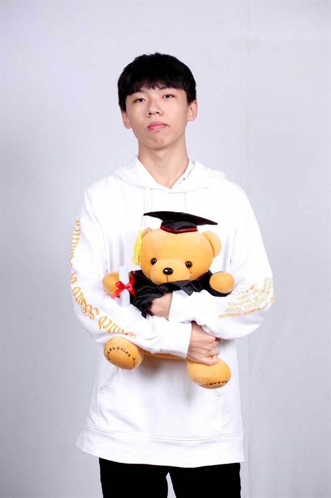 三重高中同学胡兆诚录取国立东华大学应用数学系统计科学组。（新北市教育局提供）